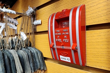 Bilingual fire alarm pull station at Thousand Islands duty free store, Canadian side