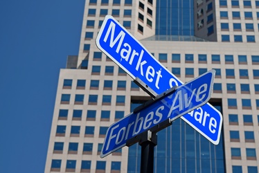 Street sign at Market Square and Forbes Avenue, west side