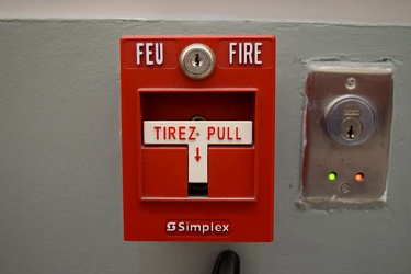 Bilingual fire alarm pull station at Toronto Pearson International Airport [02]