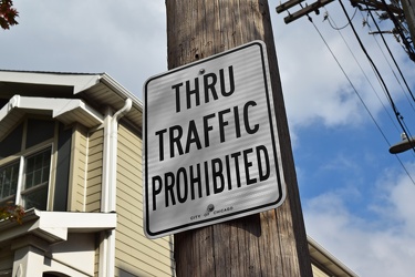 "THRU TRAFFIC PROHIBITED" sign at an alley entrance [01]