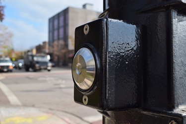 Pedestrian call button at West Lawrence Avenue and North Oakley Avenue [01]