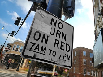 "NO TURN ON RED" sign at North Lincoln and West Wilson Avenues [02]