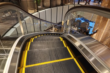 Curved escalator at Starbucks Reserve Roastery in Chicago [01]