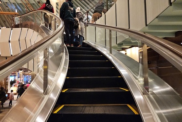 Curved escalator at Starbucks Reserve Roastery in Chicago [03]