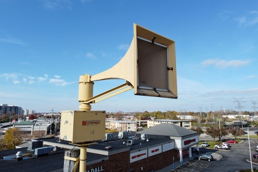 Thunderbolt siren at North Milwaukee Avenue and Golf Road [01]