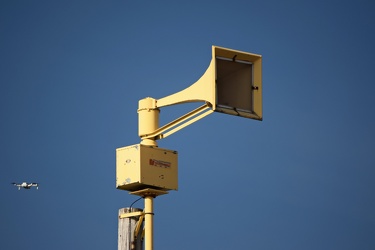 Thunderbolt siren at North Milwaukee Avenue and Golf Road [03]