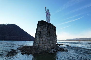 Statue of Liberty replica in the Susquehanna River [01]