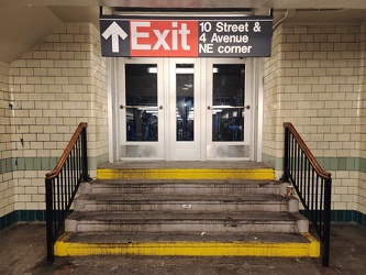 Exit to 10th Street and 4th Avenue