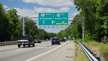 Signage for eastern US 50/US 301 split [01]