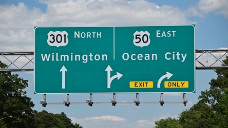 Signage for eastern US 50/US 301 split [02]