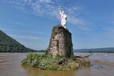 Statue of Liberty replica in the Susquehanna River [04]