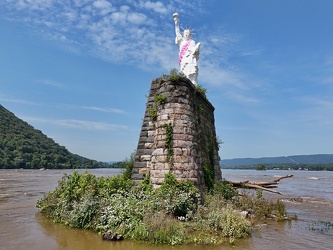 Statue of Liberty replica in the Susquehanna River [05]