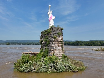 Statue of Liberty replica in the Susquehanna River [07]