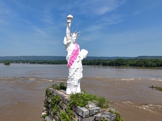 Statue of Liberty replica in the Susquehanna River [08]