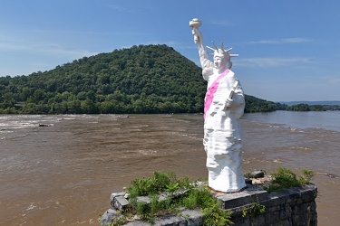 Statue of Liberty replica in the Susquehanna River [09]