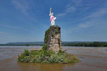 Statue of Liberty replica in the Susquehanna River [08]